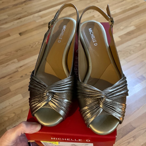 Michelle D Gold metallic sandals low heel - Picture 1 of 7